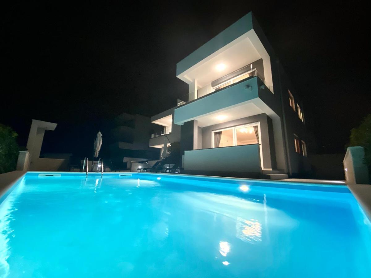 Fantasy Pool Villa โนวาลยา ภายนอก รูปภาพ