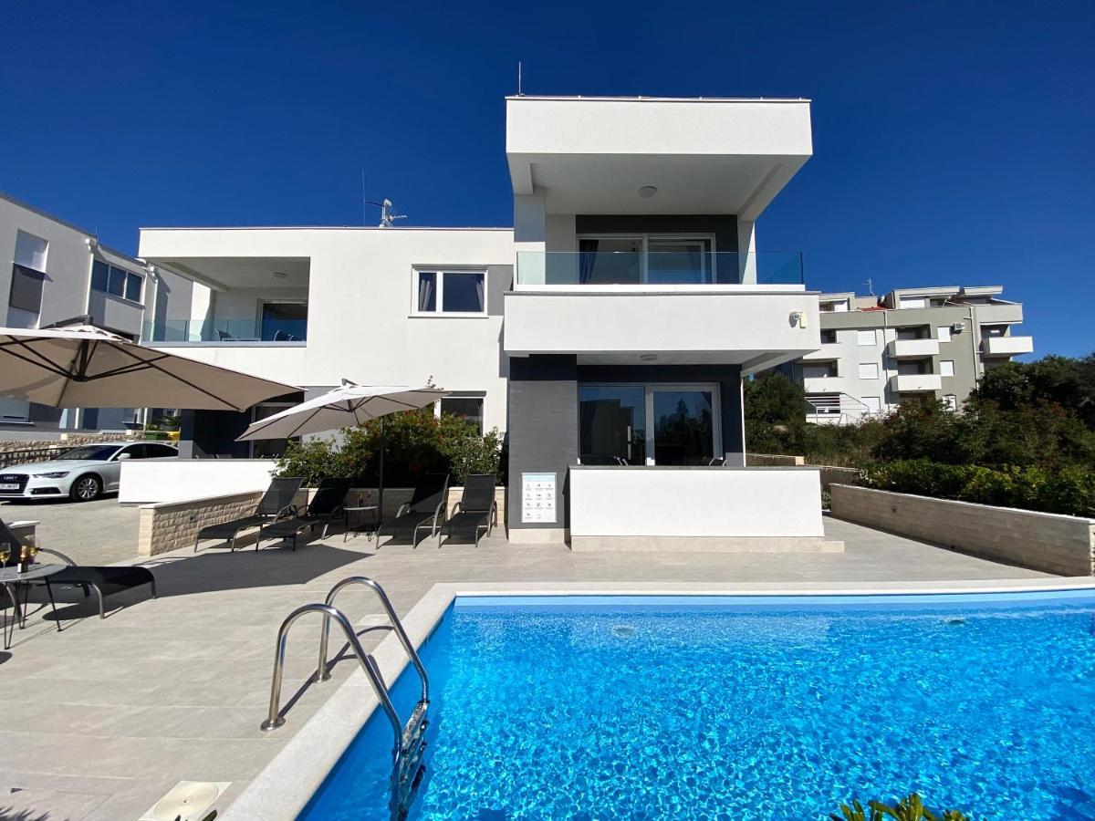 Fantasy Pool Villa โนวาลยา ภายนอก รูปภาพ