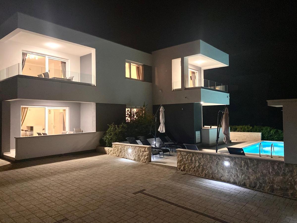 Fantasy Pool Villa โนวาลยา ภายนอก รูปภาพ