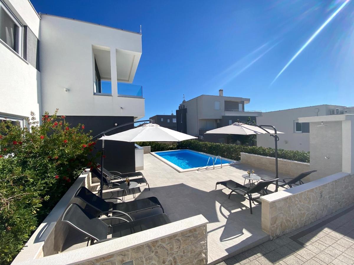 Fantasy Pool Villa โนวาลยา ภายนอก รูปภาพ