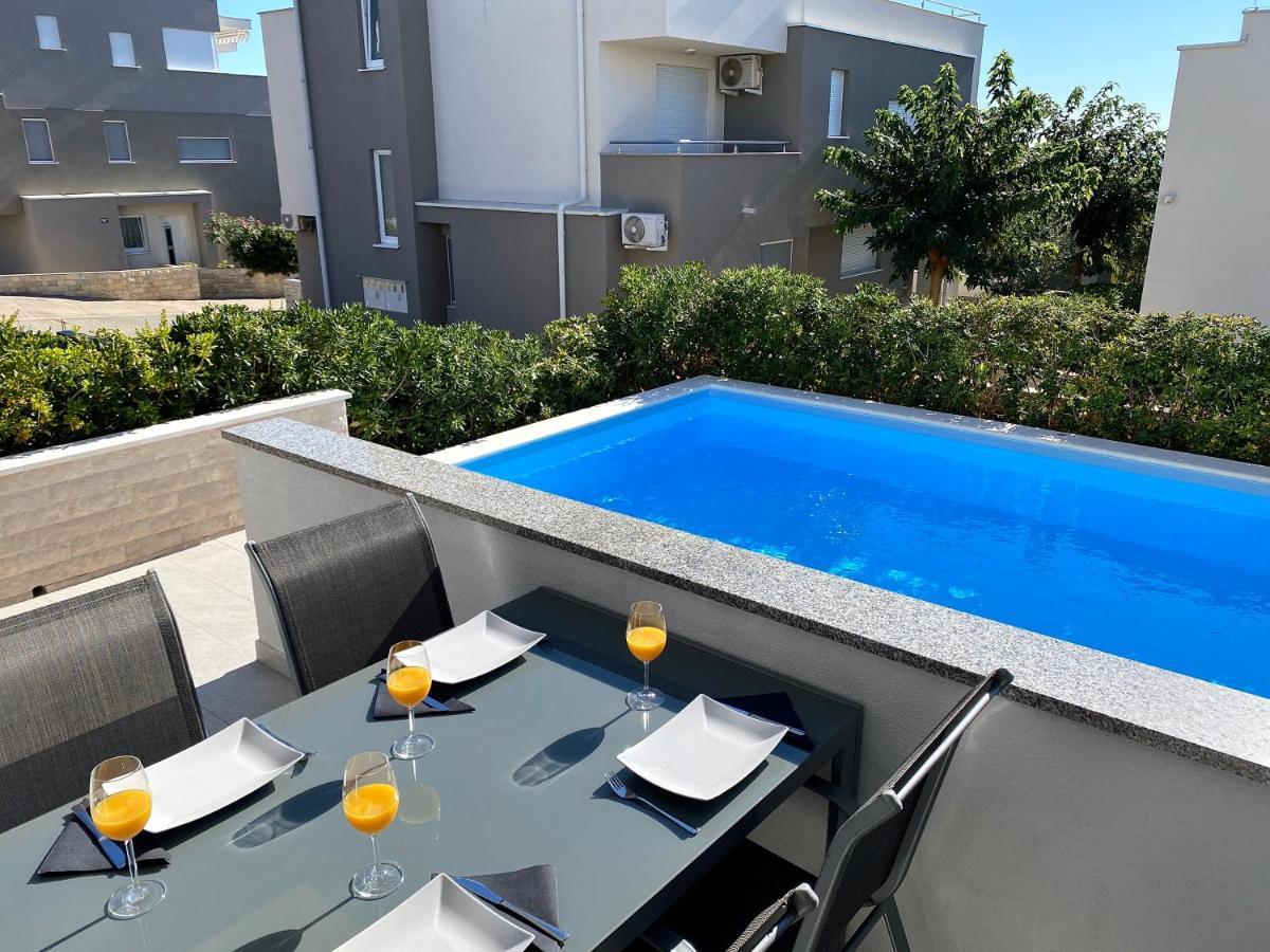 Fantasy Pool Villa โนวาลยา ภายนอก รูปภาพ