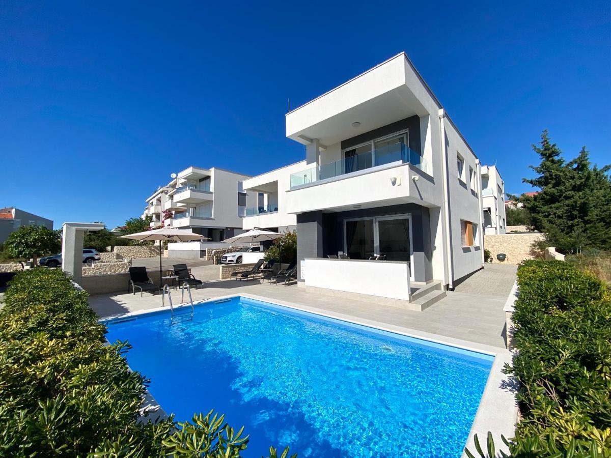 Fantasy Pool Villa โนวาลยา ภายนอก รูปภาพ