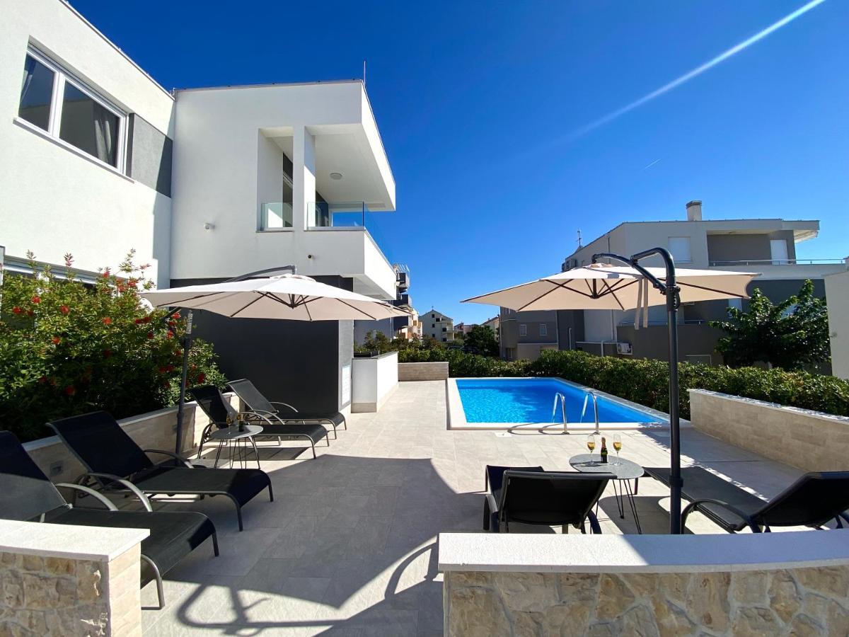 Fantasy Pool Villa โนวาลยา ภายนอก รูปภาพ